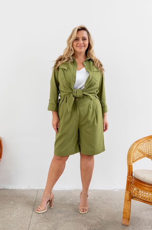 Костюм лляний з сорочкою й шортами великого розміру оливковий