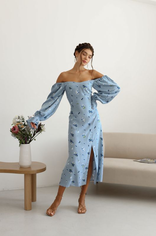 Платье из штапеля Грейс с разрезом на ноге в цветочный принт голубое