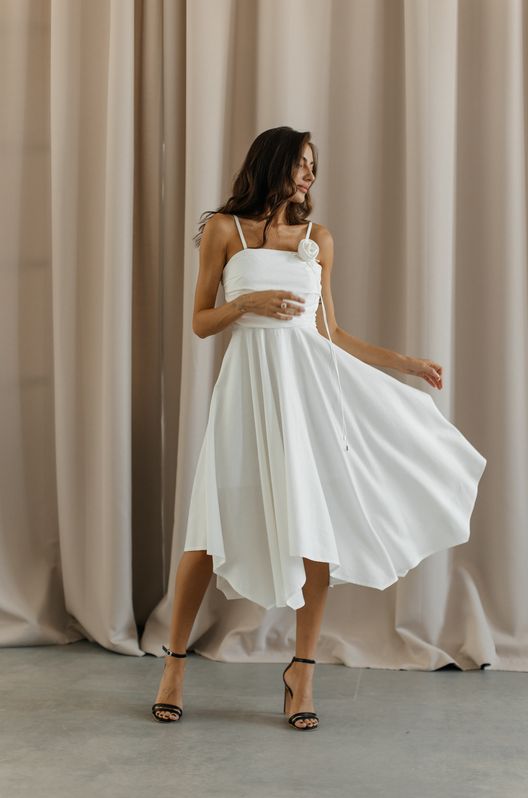 Платье льняное миди Pione с ассиметричной юбкой и розой белое