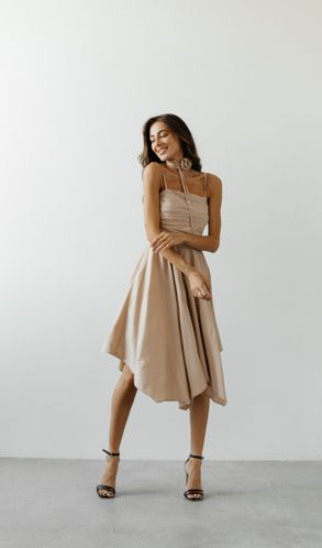 Платье льняное миди Pione с ассиметричной юбкой и розой бежевое