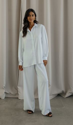 Костюм из шелка Oda с рубашкой и брюками-палаццо белый