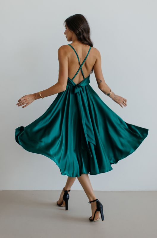 Платье шелковое Amelia с открытой спинкой и красивым бантом изумрудное