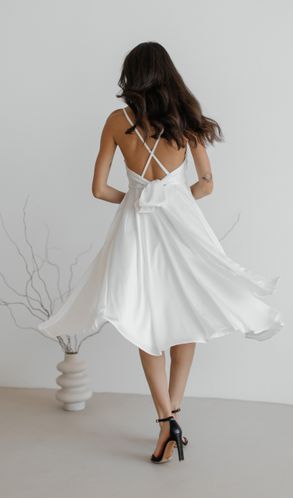 Платье шелковое Amelia с открытой спинкой и красивым бантом молочное