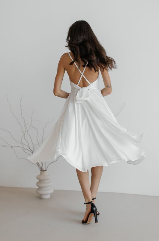 Платье шелковое Amelia с открытой спинкой и красивым бантом молочное