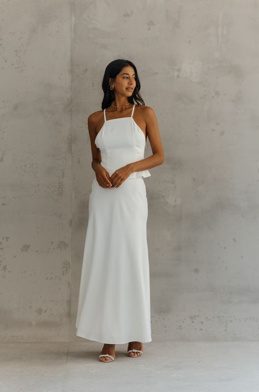 Костюм из шелка Teya с топом и юбкой макси белый