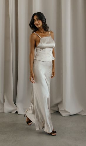 Костюм из шелка Teya с топом и юбкой макси серебро