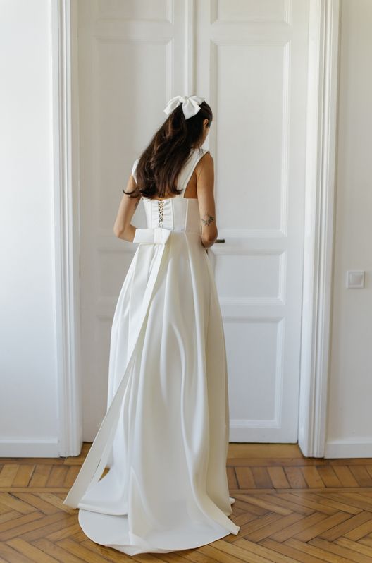 Свадебное платье CINDERELLA с бантиками и пышной юбкой