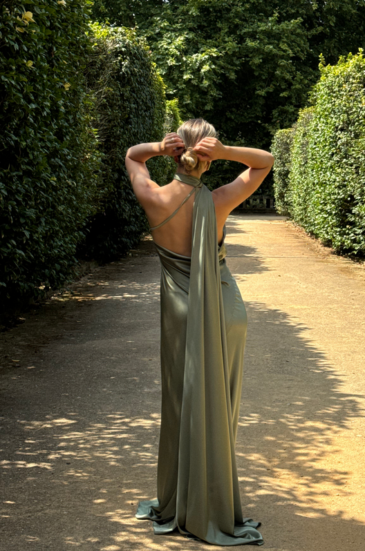 Шовкова вечірня сукня KRISTEN з відкритою спиною та шарфом шлейфом Оливкова
