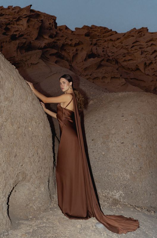 Шовкова вечірня сукня KRISTEN з відкритою спиною та шарфом шлейфом Шоколадна