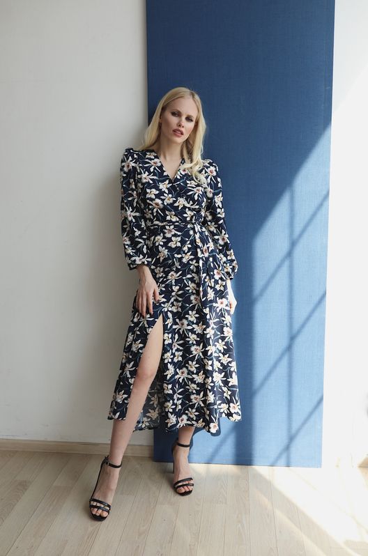 Плаття із софту на запах у квітковий принт Синє