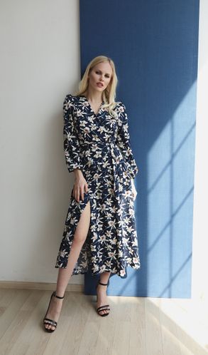 Плаття із софту на запах у квітковий принт Синє